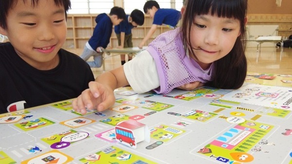 トヨタが開発「小学生向けプログラミング学習」全国400カ所の児童クラブや子ども教室で導入　モビリティに見立てたロボットトイも