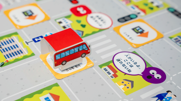 トヨタが開発「小学生向けプログラミング学習」全国400カ所の児童クラブや子ども教室で導入　モビリティに見立てたロボットトイも