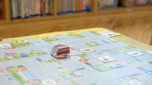 トヨタが開発「小学生向けプログラミング学習」全国400カ所の児童クラブや子ども教室で導入　モビリティに見立てたロボットトイも