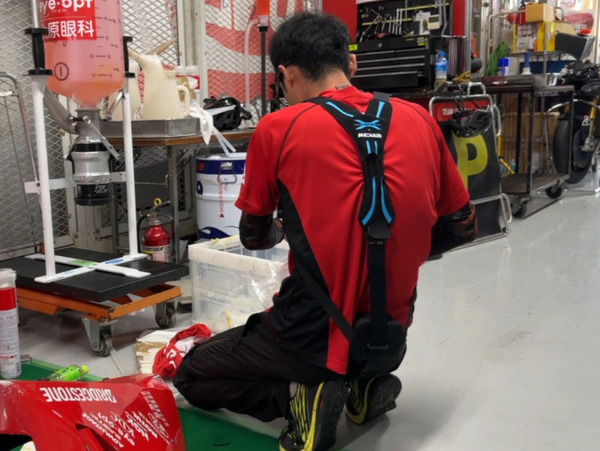 「鈴鹿８耐」レースでアシストスーツが活躍　ガソリン補給などピット作業の負担軽減　イノフィス