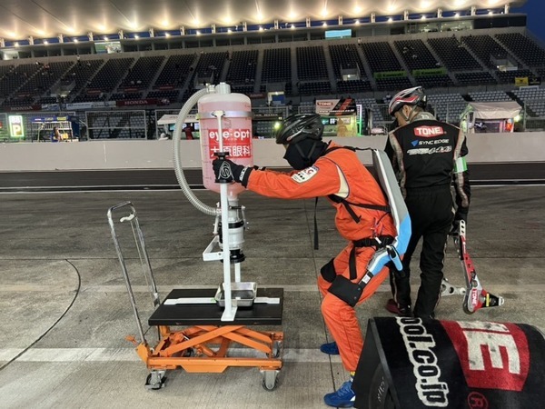 「鈴鹿８耐」レースでアシストスーツが活躍　ガソリン補給などピット作業の負担軽減　イノフィス