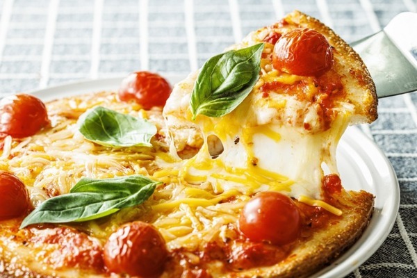 ピザ専門店とロボットメーカーが異色のコラボ　アレルギー対応の「ノンアレルギーピザ」にロボット耕作米の米粉を使用