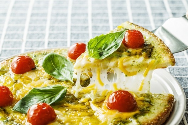 ピザ専門店とロボットメーカーが異色のコラボ　アレルギー対応の「ノンアレルギーピザ」にロボット耕作米の米粉を使用