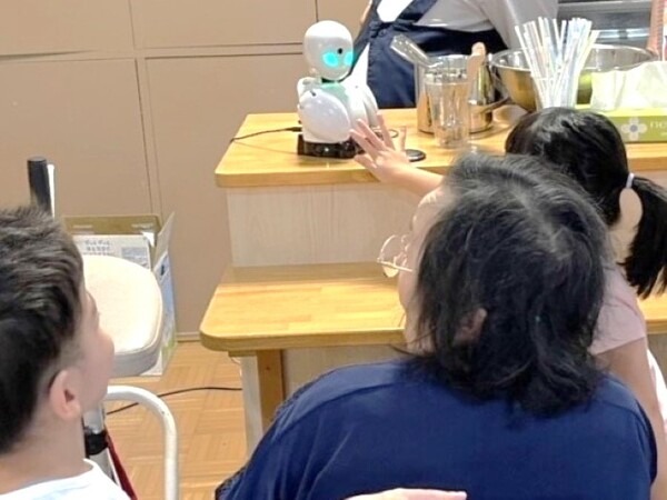 高齢者施設で分身ロボット「OriHime」の操作や会話の実証実験を開始　高齢者が操作、遠隔社会参加の可能性と効果を検証