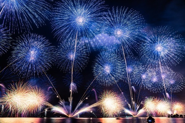 松江の花火大会と500機のドローンショーに68万人が来場　松江水郷祭湖上花火大会　チケット販売率や寄付金額も公開