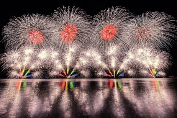 松江の花火大会と500機のドローンショーに68万人が来場　松江水郷祭湖上花火大会　チケット販売率や寄付金額も公開