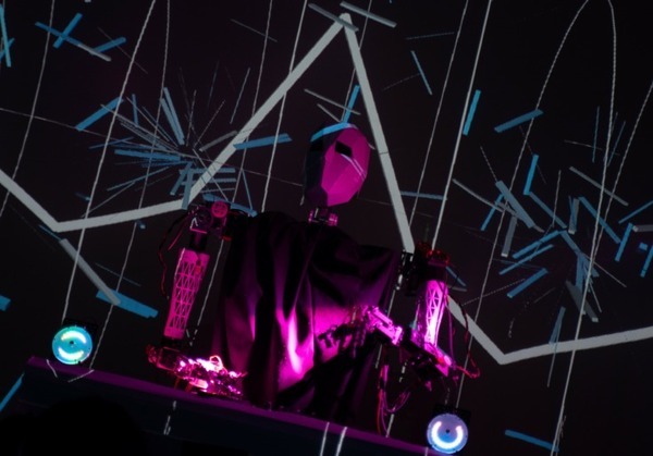 人型DJロボットを開発するDJ Robotics 「電磁サイバー盆踊り in SusHi Tech Square」に参加　未来志向のパフォーマンスを披露
