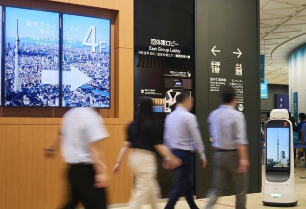 東京スカイツリーでロボットによる案内誘導の実証実験を実施　団体客への効率的な案内誘導が可能か検証