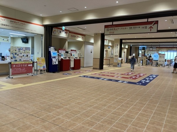 小田急 箱根ロープウェイ「早雲山駅」に自走型ロボット「temi」を試験導入　外国人案内サービスの強化と有効性を検証