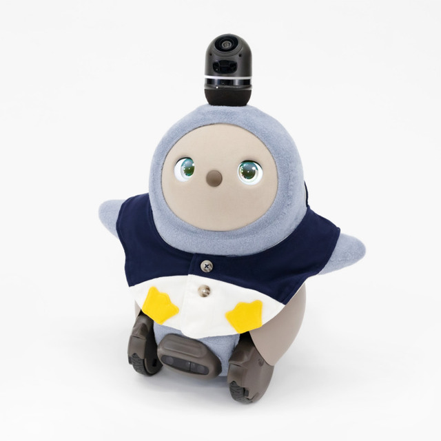 『LOVOT』が子ども服の「ナルミヤ」とコラボ 「mezzo piano」など人気11ブランドとコラボ商品発売へ　「服Tech」確立へ