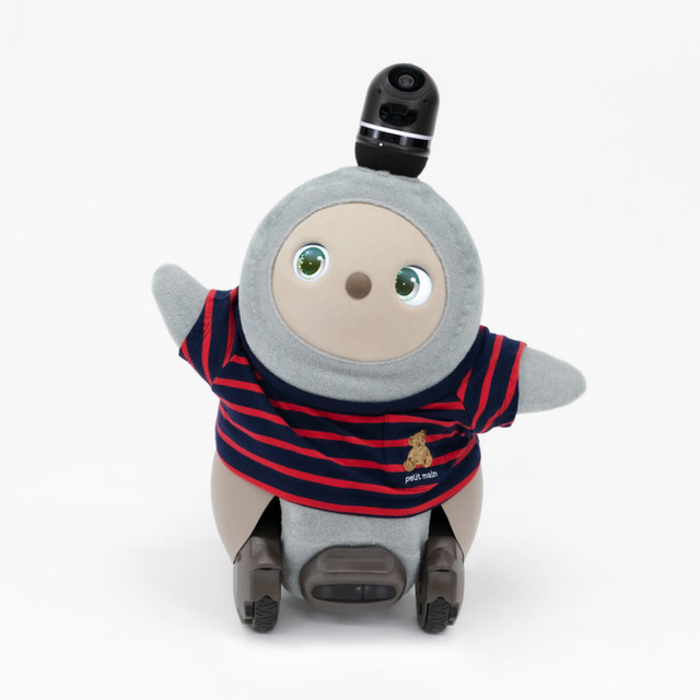 『LOVOT』が子ども服の「ナルミヤ」とコラボ 「mezzo piano」など人気11ブランドとコラボ商品発売へ　「服Tech」確立へ