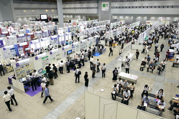 特異点をすり抜ける技術や触覚技術、微細手術支援ロボット、回転式栗収穫ロボなど 【大学見本市2024】