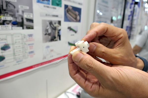 特異点をすり抜ける技術や触覚技術、微細手術支援ロボット、回転式栗収穫ロボなど 【大学見本市2024】