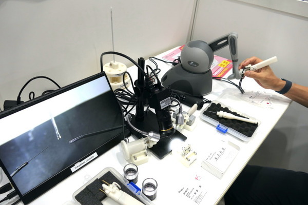 特異点をすり抜ける技術や触覚技術、微細手術支援ロボット、回転式栗収穫ロボなど 【大学見本市2024】