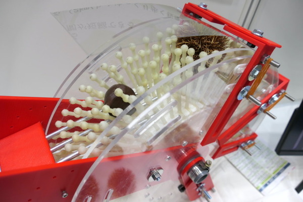 特異点をすり抜ける技術や触覚技術、微細手術支援ロボット、回転式栗収穫ロボなど 【大学見本市2024】