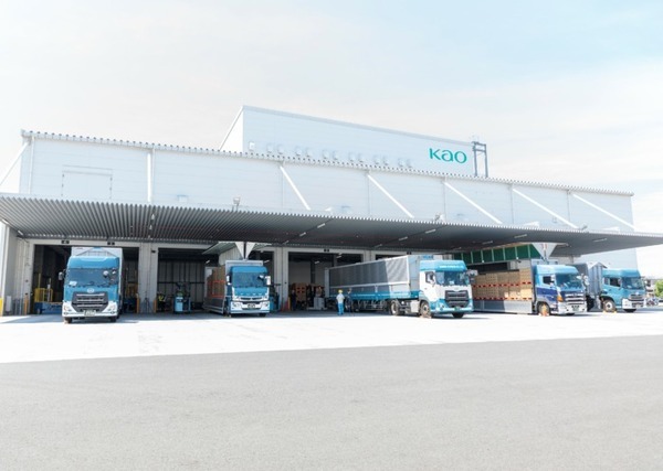 花王が「自動運転フォークリフトでトラック積み込み作業」の実用化に成功　製品の入庫からトラック積み込みまで完全自動化を達成