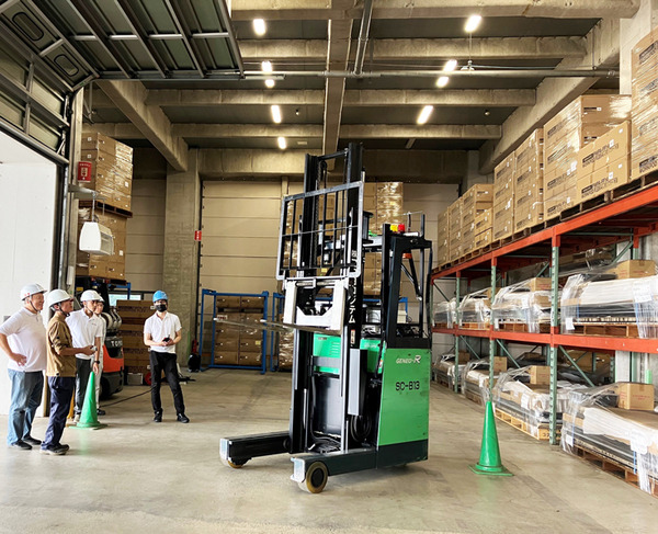 既存のフォークリフトに遠隔操作・自動運転技術を後付け追加　コクヨロジテムがARAVと物流現場向けに実証実験