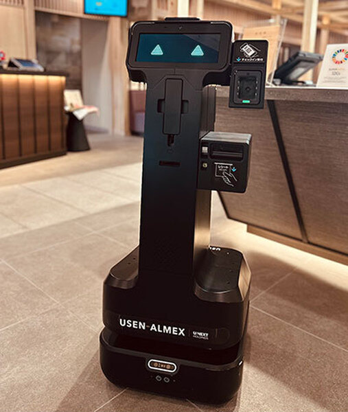 U-NEXT フロントサービスロボット『ClerkBot』をスーパーホテルで実証実験開始　移動しながらチェックイン対応・多言語で案内