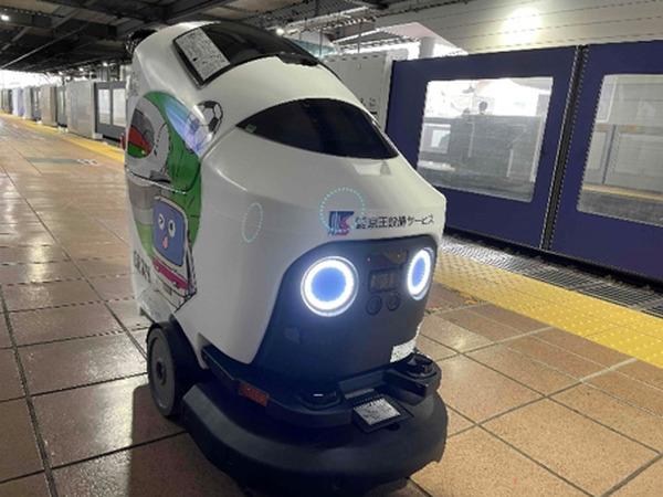 京王電鉄がキャラクター「けい太くん」と味の素スタジアムをラッピングした小型の床洗浄AIロボットを導入　飛田給駅構内で運用