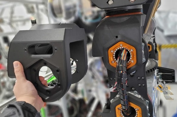 巨大な汎用人型重機「零式人機 ver.2.0」のデモ公開へ 「Japan Robot Week 2024」期間中に合計8回　GMO AIR連携限定デモも