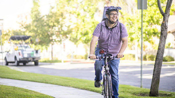 京都芸術大学とシャープ 耳にかけて生成AIと手軽にコミュニケーションできる『AIスマートリンク』を共同開発