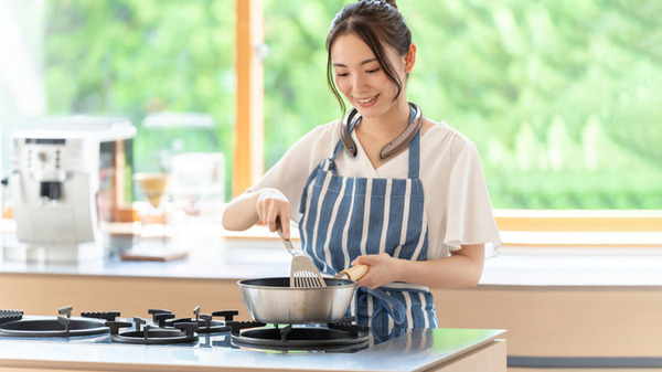 京都芸術大学とシャープ 耳にかけて生成AIと手軽にコミュニケーションできる『AIスマートリンク』を共同開発