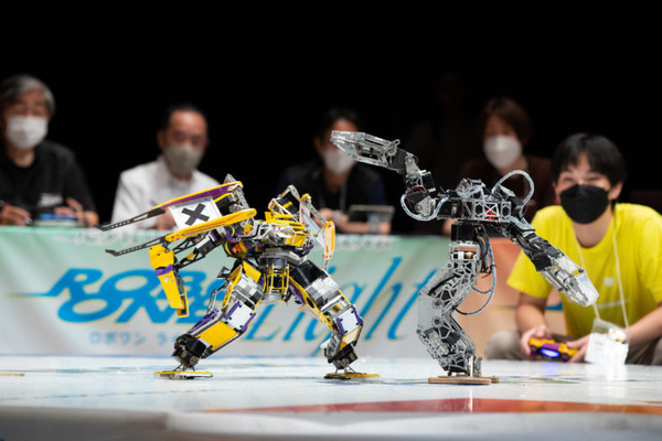 パンチや投げ技などで相手ロボットを倒す二足歩行ロボット格闘競技大会「ROBO-ONE」神奈川で9月21日～22日に開催