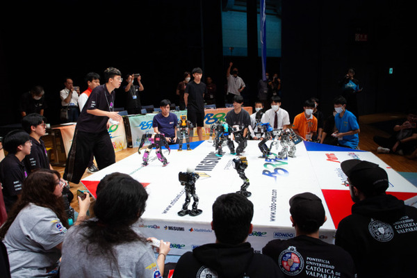 パンチや投げ技などで相手ロボットを倒す二足歩行ロボット格闘競技大会「ROBO-ONE」神奈川で9月21日～22日に開催