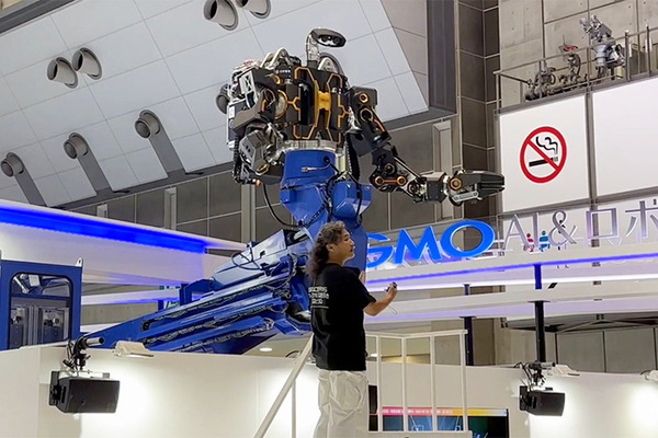 【速報】鉄道会社が導入した巨大な汎用人型重機「零式人機」の特別版デモを公開！「JAPAN ROBOT WEEK 2024」GMOブースで