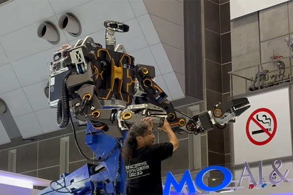 【速報】鉄道会社が導入した巨大な汎用人型重機「零式人機」の特別版デモを公開！「JAPAN ROBOT WEEK 2024」GMOブースで