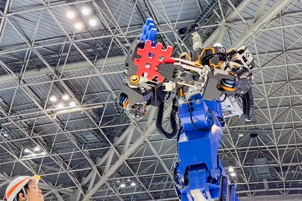 【速報】鉄道会社が導入した巨大な汎用人型重機「零式人機」の特別版デモを公開！「JAPAN ROBOT WEEK 2024」GMOブースで