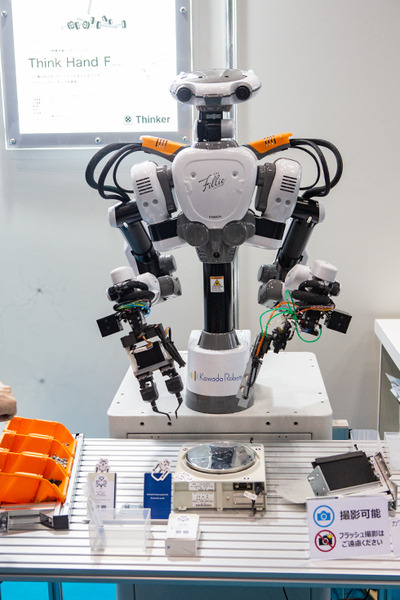 【動画】Thinkerが近接覚センサーのデモを公開　人型ロボットが「手探り」でネジを掴んでビニール袋に挿入　Japan Robot Week 2024