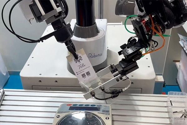 【動画】Thinkerが近接覚センサーのデモを公開　人型ロボットが「手探り」でネジを掴んでビニール袋に挿入　Japan Robot Week 2024