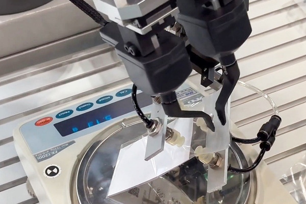 【動画】Thinkerが近接覚センサーのデモを公開　人型ロボットが「手探り」でネジを掴んでビニール袋に挿入　Japan Robot Week 2024