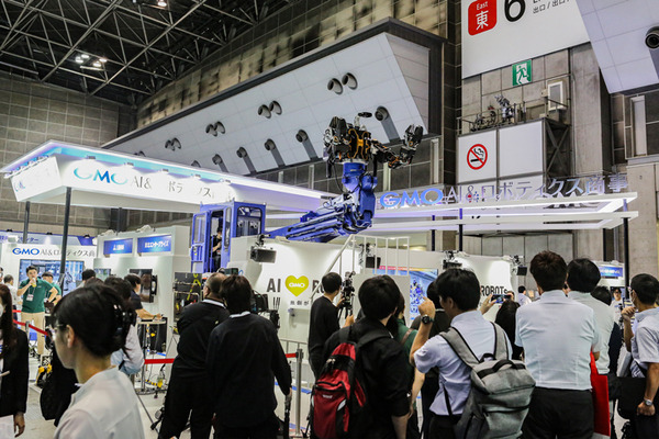 ヒューマノイドや巨大な汎用人型重機、自動搬送ロボ、犬型軍用ロボなど多数展示　GMO AIRのビジョンや狙いを内田社長に聞く