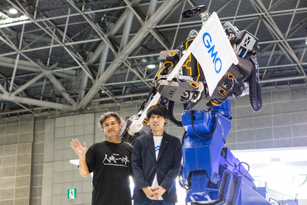ヒューマノイドや巨大な汎用人型重機、自動搬送ロボ、犬型軍用ロボなど多数展示　GMO AIRのビジョンや狙いを内田社長に聞く