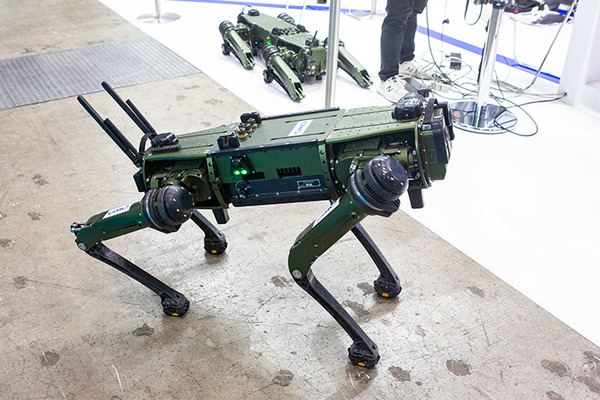 ヒューマノイドや巨大な汎用人型重機、自動搬送ロボ、犬型軍用ロボなど多数展示　GMO AIRのビジョンや狙いを内田社長に聞く