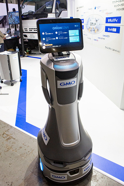 ヒューマノイドや巨大な汎用人型重機、自動搬送ロボ、犬型軍用ロボなど多数展示　GMO AIRのビジョンや狙いを内田社長に聞く