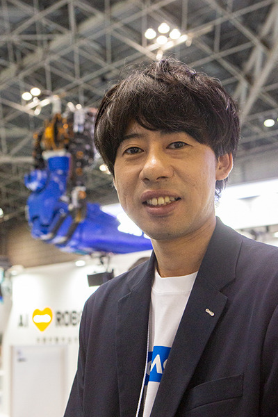 ヒューマノイドや巨大な汎用人型重機、自動搬送ロボ、犬型軍用ロボなど多数展示　GMO AIRのビジョンや狙いを内田社長に聞く