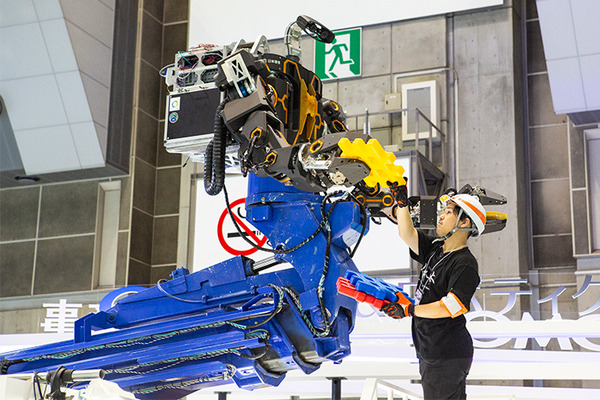 ヒューマノイドや巨大な汎用人型重機、自動搬送ロボ、犬型軍用ロボなど多数展示　GMO AIRのビジョンや狙いを内田社長に聞く