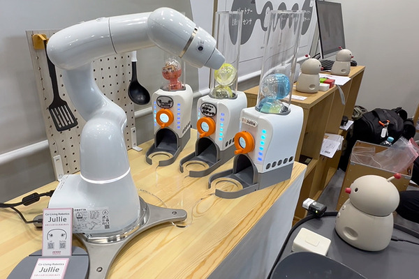ロボット同士が会話で意思疎通する未来　ユカイ工学が展示　カチャカや生成AIのJullieと大規模言語モデルAIで連携