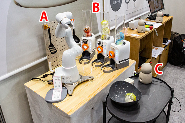 ロボット同士が会話で意思疎通する未来　ユカイ工学が展示　カチャカや生成AIのJullieと大規模言語モデルAIで連携