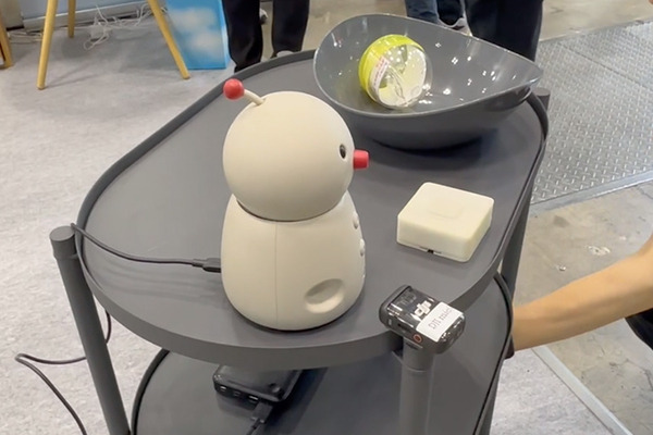 ロボット同士が会話で意思疎通する未来　ユカイ工学が展示　カチャカや生成AIのJullieと大規模言語モデルAIで連携