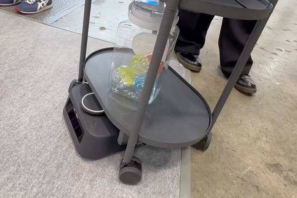 ロボット同士が会話で意思疎通する未来　ユカイ工学が展示　カチャカや生成AIのJullieと大規模言語モデルAIで連携