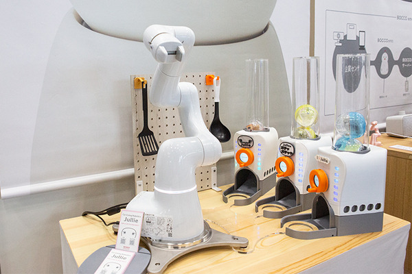ロボット同士が会話で意思疎通する未来　ユカイ工学が展示　カチャカや生成AIのJullieと大規模言語モデルAIで連携