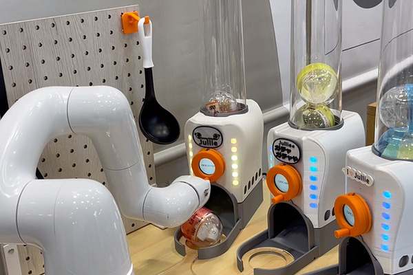 ロボット同士が会話で意思疎通する未来　ユカイ工学が展示　カチャカや生成AIのJullieと大規模言語モデルAIで連携
