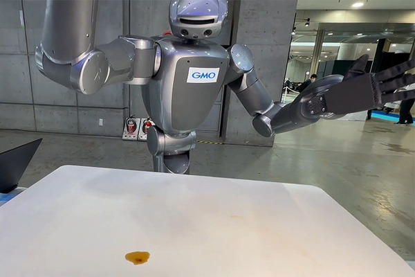 テーブルの汚れをみつけて自律的に拭き取るヒューマノイドのデモを展示　東京ロボティクスがGMO AIR展示ブースで