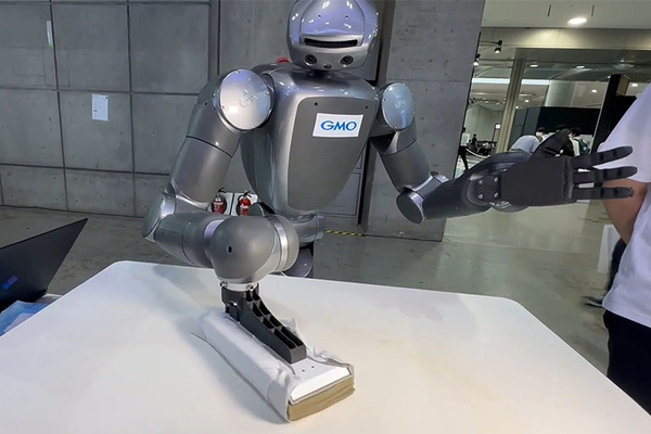 テーブルの汚れをみつけて自律的に拭き取るヒューマノイドのデモを展示　東京ロボティクスがGMO AIR展示ブースで