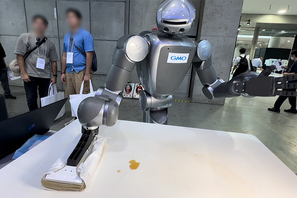 テーブルの汚れをみつけて自律的に拭き取るヒューマノイドのデモを展示　東京ロボティクスがGMO AIR展示ブースで
