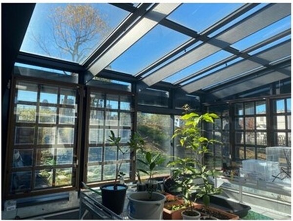 NTT-AT「発電できる透明ガラス」の性能アップ版「SQPVガラス V2」をinQsと共同開発　評価用サンプルの提供開始